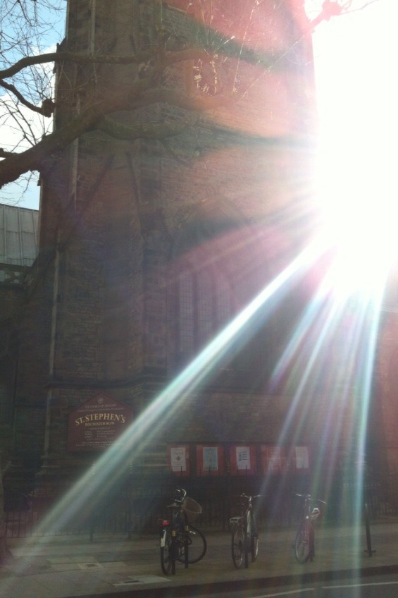 Londra. Cattedrale di St. Stephen's. Passeggiando per strada, al sole.